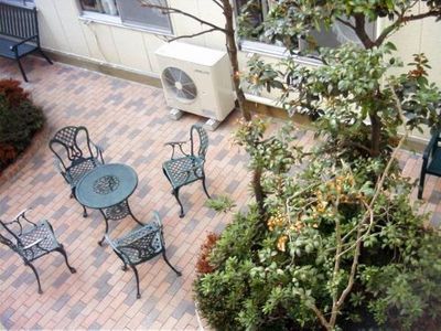 中庭の休憩スペース