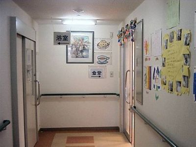廊下と掲示物の風景
