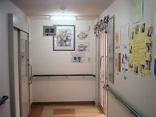 廊下と掲示物の風景