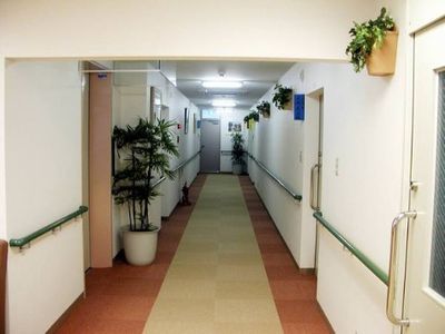 手すり付きの明るい廊下