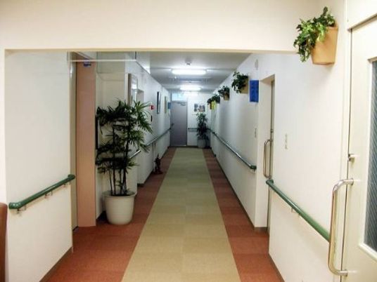 手すり付きの明るい廊下