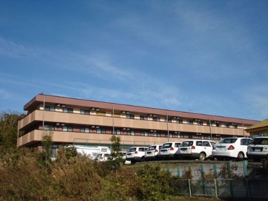 明るい日差しの居室外観