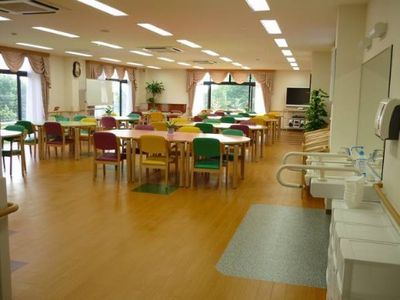 カラフルな椅子の食堂