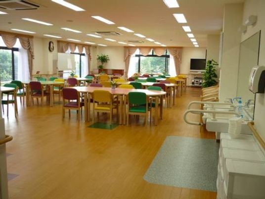 カラフルな椅子の食堂