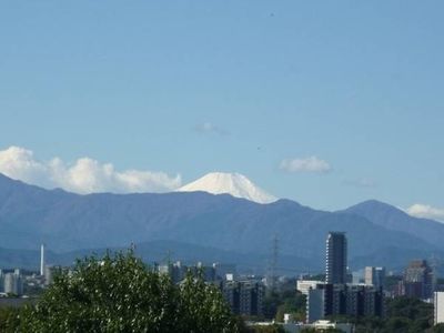 雪山を望む街並み風景