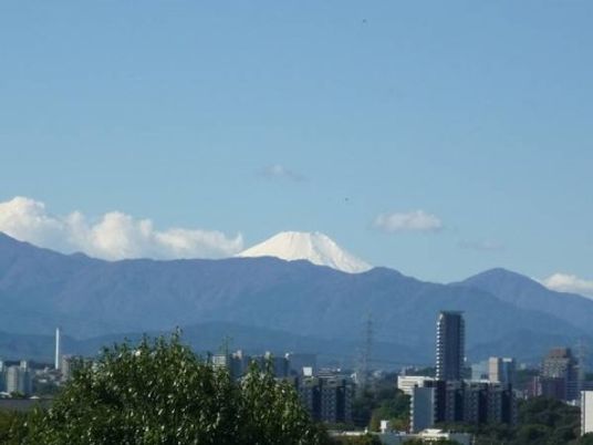 雪山を望む街並み風景