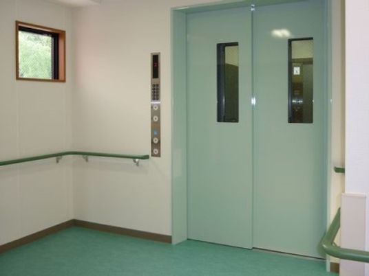 清潔感のあるエレベーター前