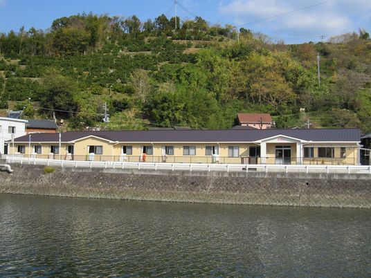 水辺に面した建物の外観