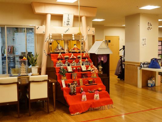 ひな祭り飾りのあるロビー