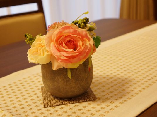 花瓶とテーブルクロス