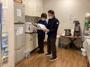 スタッフが業務を行うキッチン