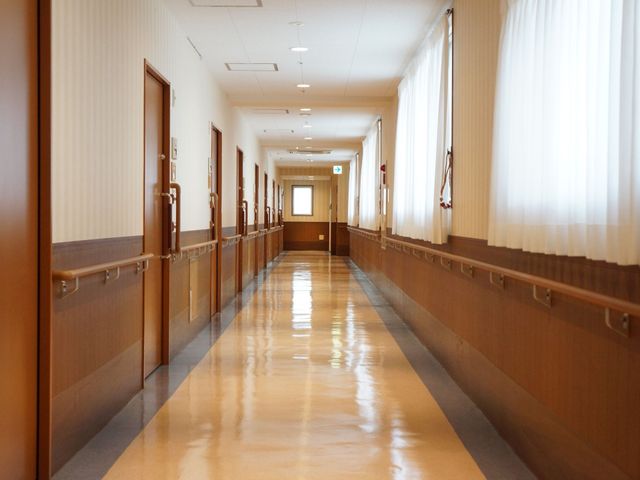 明るく清潔な廊下 共用廊下 手すりが設けられた広々とした廊下は、明るく快適な空間です。日々の移動も安心して行える設計となっております。
