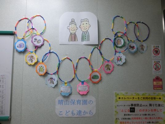 掲示物のある廊下  