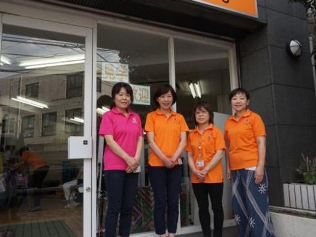 スタッフイメージ エントランス 笑顔で迎えるスタッフがエントランス付近に立っています。温かい雰囲気の中で働けます。