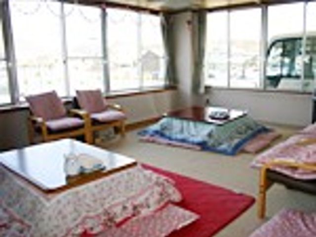 和やかな雰囲気の居室 居室 広々とした空間には、畳みと座椅子が設置され、落ち着いた雰囲気で休息がとれる居室です。