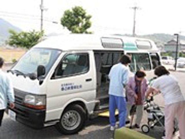 送迎サービスのバン 外観 ゆったりとした送迎車が、ご利用者様の安全な移動をサポートいたします。スタッフが丁寧にお手伝いしており、快適な通院やお出かけが可能です。
