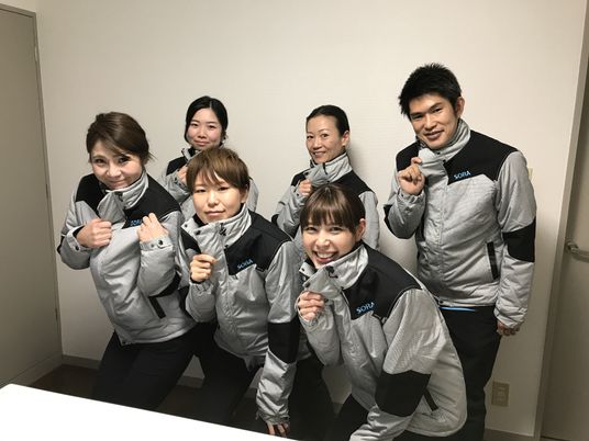 笑顔のスタッフ集合  