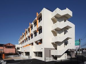 白い建物の外観