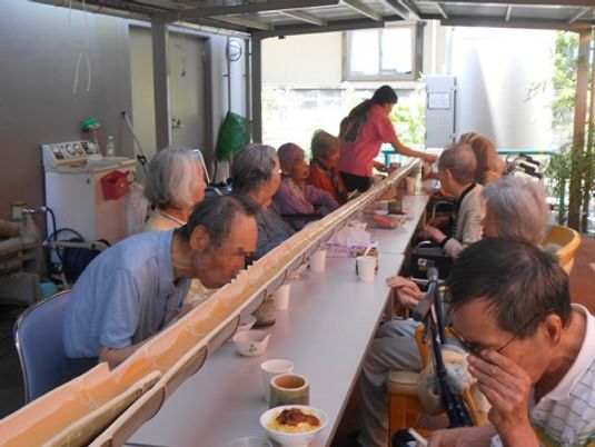 共用スペースでの食事風景