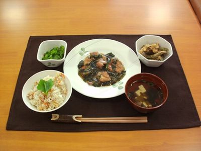 和食の並ぶ食卓