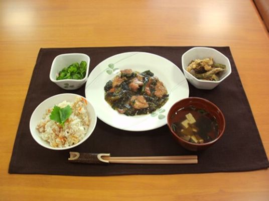 和食の並ぶ食卓