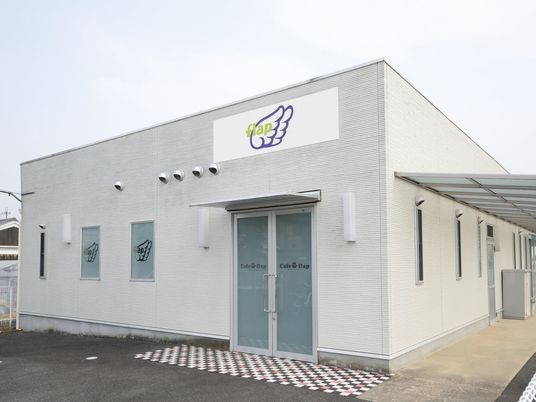 外観の白い建物  