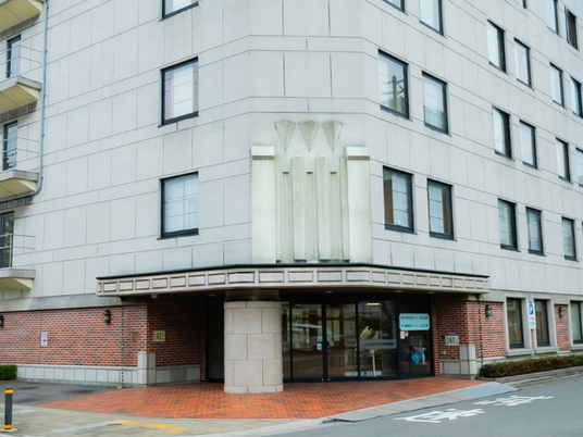 建物正面の出入口  