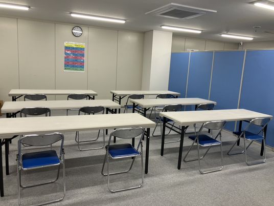 机と椅子が並ぶ多目的室