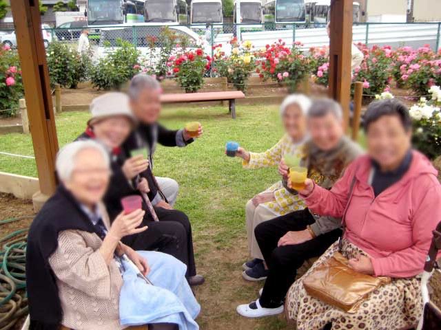 庭のベンチ 庭 開放的な庭で、利用者の皆さんがリラックスできる雰囲気となっています。飲み物を片手に楽しむ時間が過ごせます。