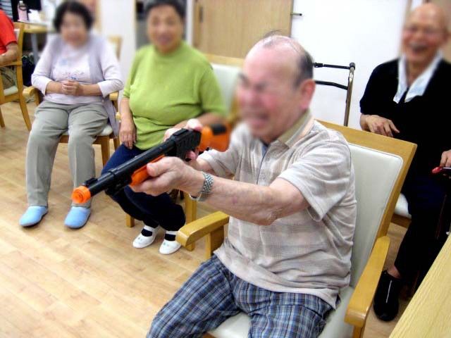 楽しむ高齢者たち ラウンジ 皆で楽しむ和やかな場面です。リラックスして交流を深めています。