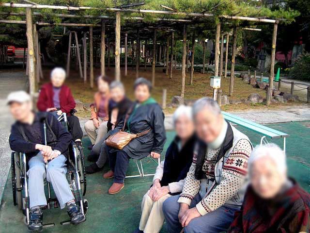 集う人々が公園にいる様子 庭 車椅子の方も安心して利用できる、自然豊かな庭でリラックスした時間を過ごせます。