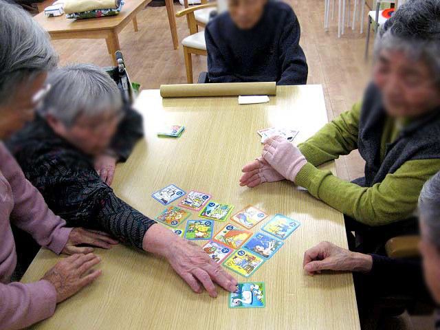 和気あいあいの様子 ラウンジ 広々としたスペースで、自然と会話が生まれる温かな雰囲気の空間です。リラックスした時間を過ごせます。