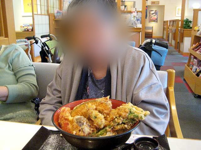 広々とした食堂 食堂 自然光が差し込む明るい空間で、会話や食事を楽しむことができます。笑顔の利用者の姿が印象的です。