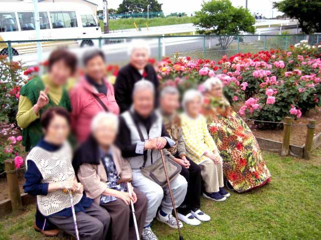 中庭の様子 中庭 色とりどりの花が咲き誇る中庭で、日光浴や散歩が楽しめます。自然に触れる機会が多く、リフレッシュできます。