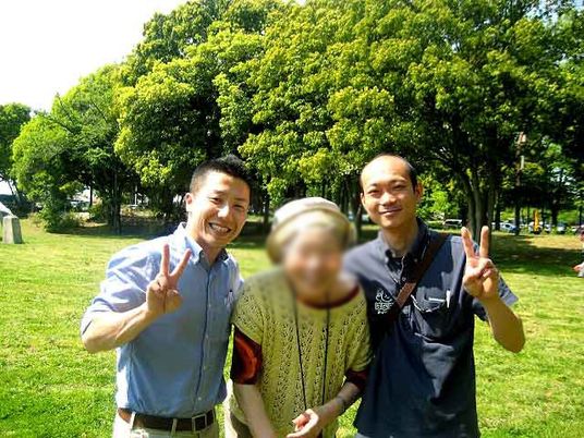 庭で笑顔の3人