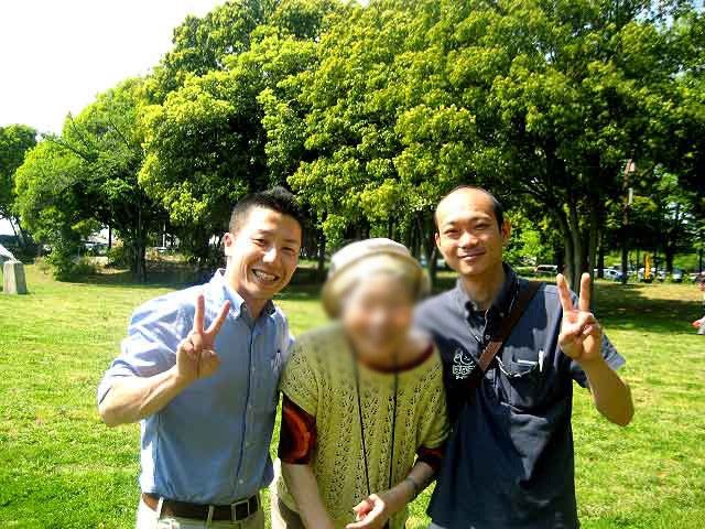 庭で笑顔の3人 庭 自然あふれる庭で、笑顔で過ごすスタッフとご利用者様の様子です。リラックスできる環境が魅力です。