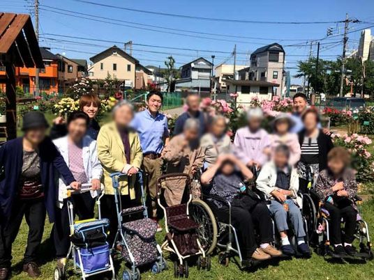 笑顔の集団が集う庭