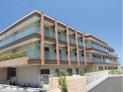 明るい多階建て施設外観