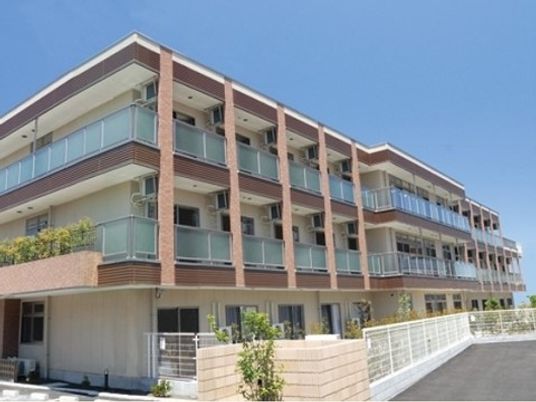 多階層の明るい建物