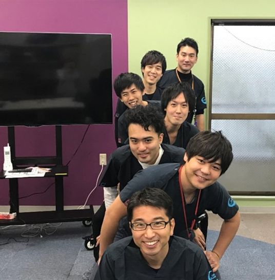 笑顔のスタッフたちの部屋