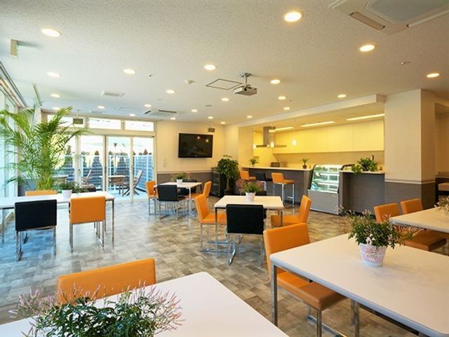 広々した食堂の空間 カフェスペース 開放感のあふれる食堂で、コミュニケーションもはかりやすそうです。明るく清潔感のある空間での就業をご検討の皆様におすすめです。