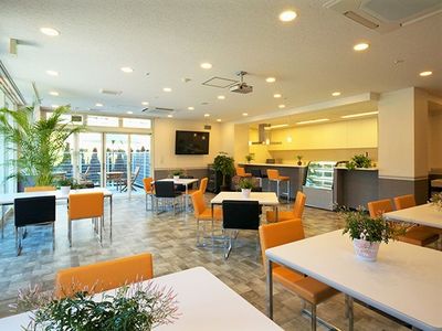 広々した食堂の空間