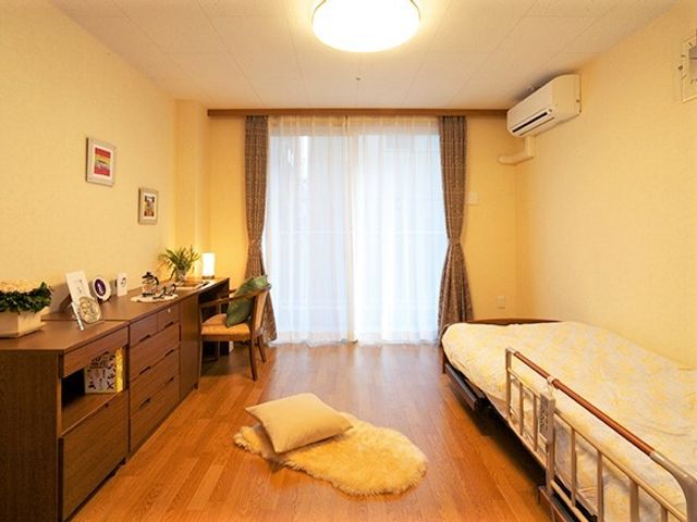 快適な居室の一例 居室 落ち着いた色合いでまとめられた居室です。個人の好みに合わせた家具配置が可能で、心地よいプライベート空間を確保できます。