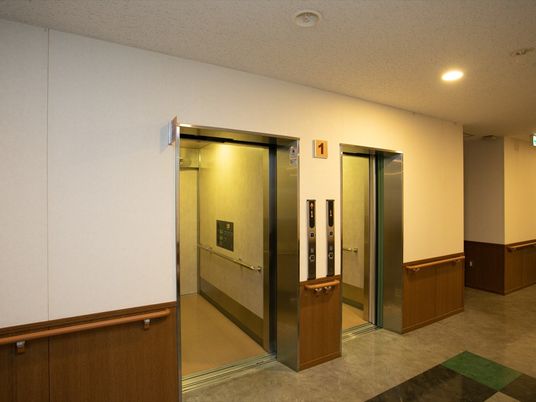 廊下のエレベーター
