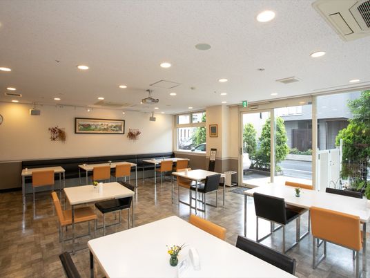 広々とした明るい食堂