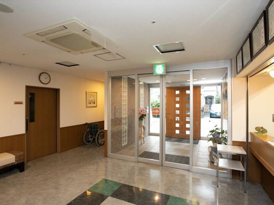 広々とした明るいエントランス