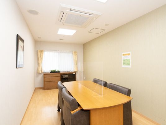 会議室のミーティングテーブル