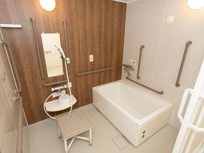 バリアフリー設計の浴室