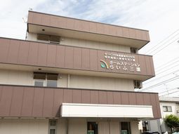 建物の外観と看板