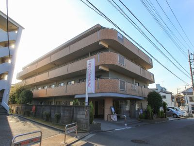 明るい外観の建物